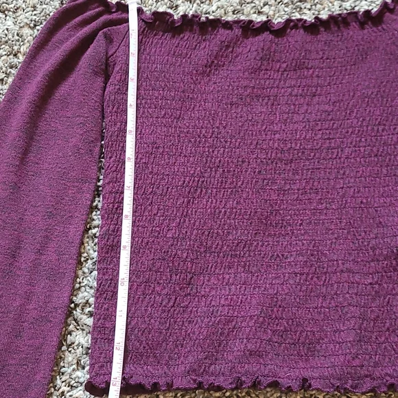 Hollister Off Shoulder Slightly Cropped Top - Picture 6 of 6